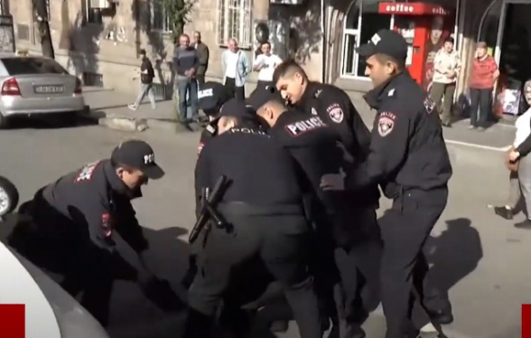 Ոստիկանները երիտասարդներին գետնին գցելով, բռնի ուժ կիառելով տանում են բաժին (տեսանյութ)